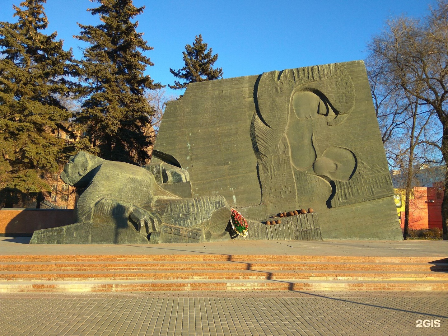 Памятник славы воронеж. Воронеж монумент славы. Мемориальный комплекс памятник славы Воронеж. Обелиск памятника славы Воронеж. Вечный огонь Воронеж памятник славы.