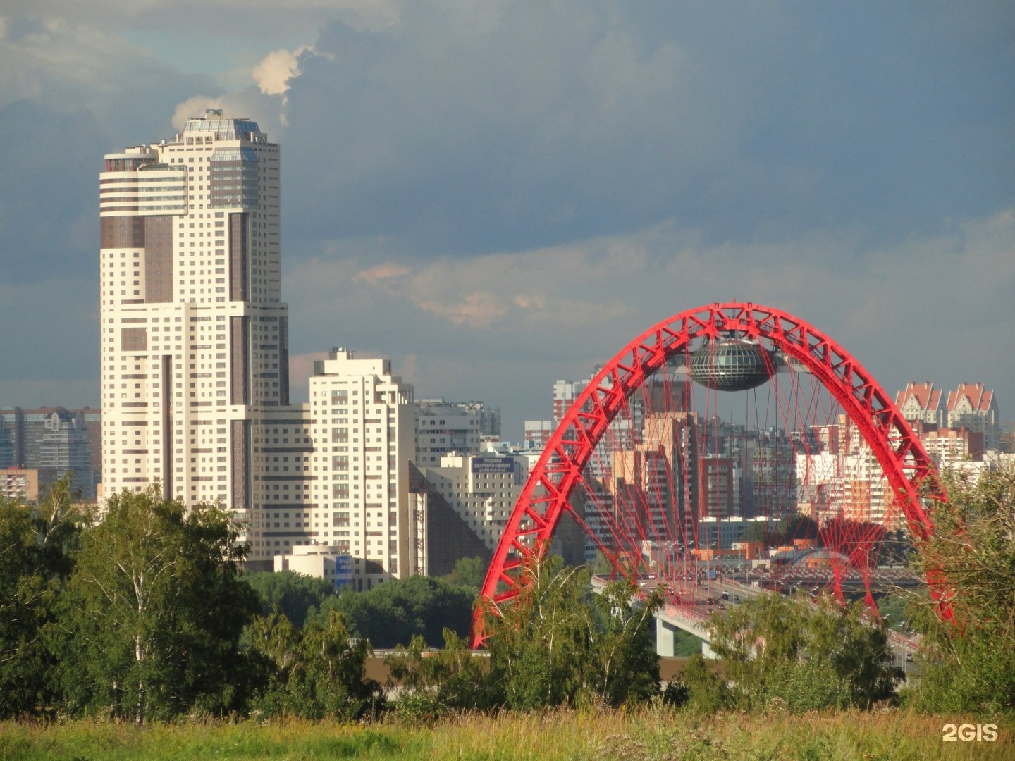 Г москва крылатское. Крылатское Строгино. Крылатская улица Москва. Дом с шаром Крылатское. Красное здание в Крылатском.