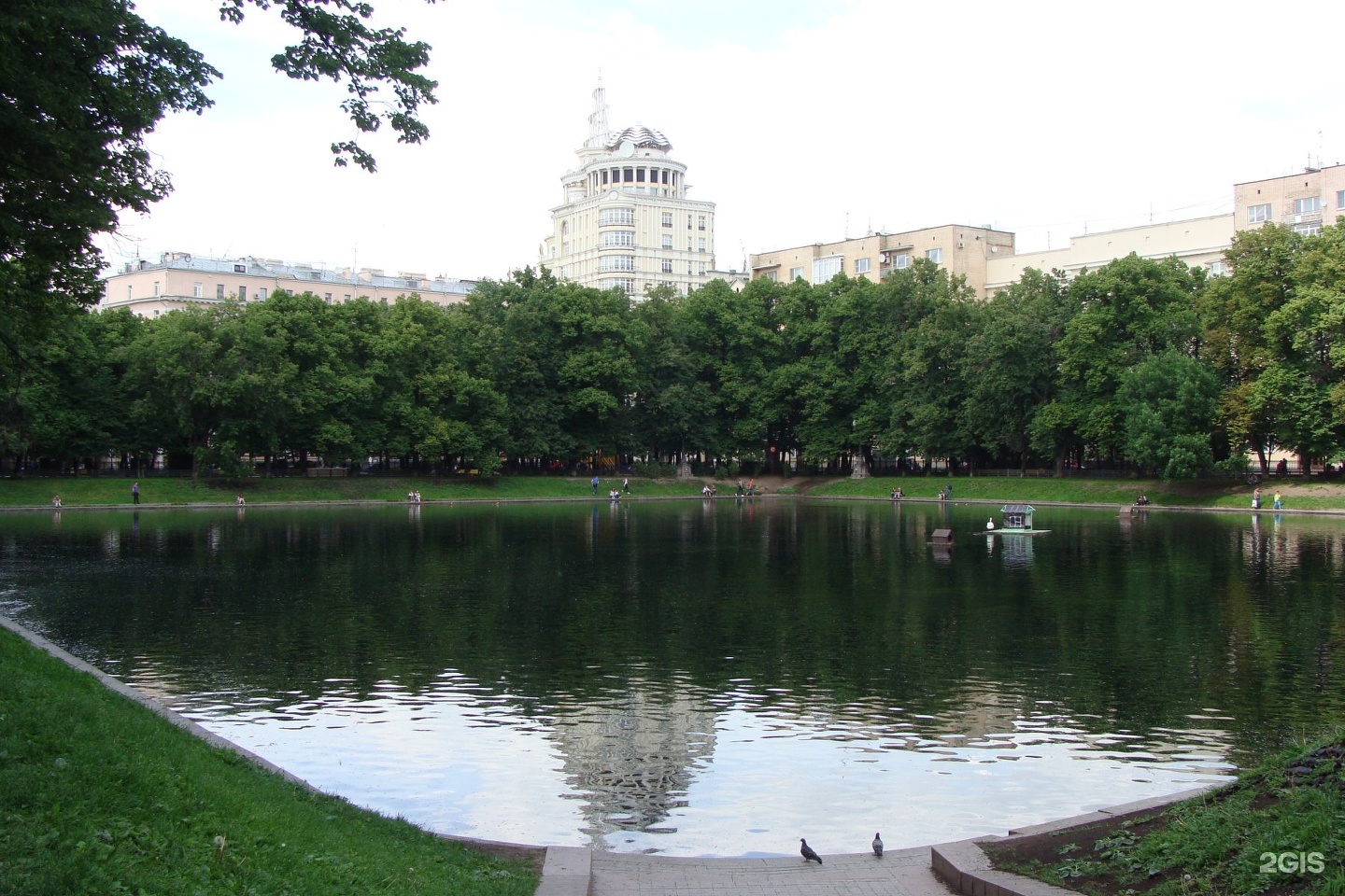 Патриарших 2. Жк патриаршие пруды москва. Патриаршие пруды парк. Вечерние патриаршие пруды. Патриарших 2.