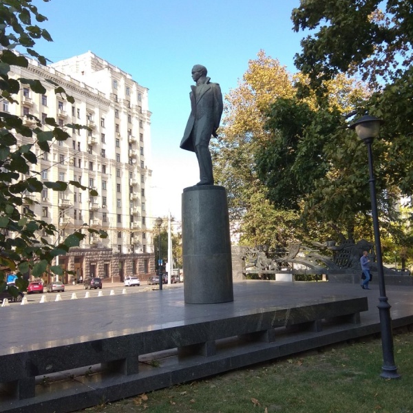 Памятник лермонтову в москве