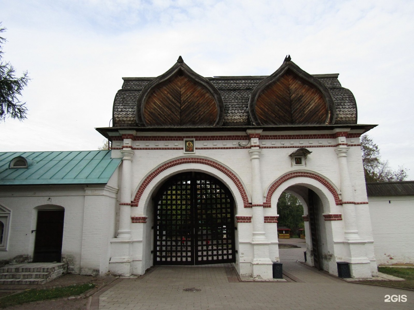 Музей заповедник коломенское просп андропова 39 фото. Спасские ворота Коломенское. Памятник архитектуры арка царевича Федора. Коломна арка. Проходные арки на большой Конюшенный.