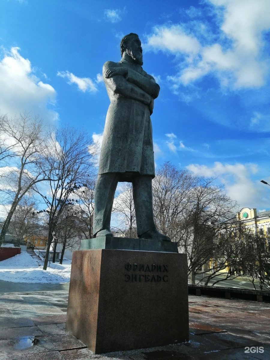 Москва энгельс. Памятник Фридриху Энгельсу Энгельс. Памятник Фридриху Энгельсу в Москве. Памятника Энгельсу, м. Кропоткинская. Энгельс Фридрих статуя.