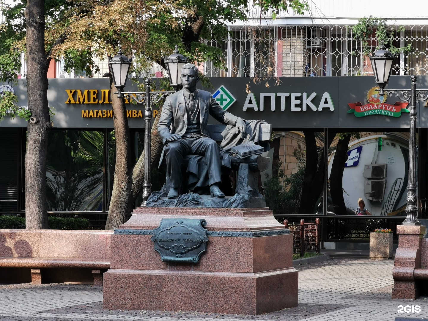 Татарские памятники. Тукай памятник на Новокузнецкой улице. Тукай Москва. Памятник татарину в Москве.