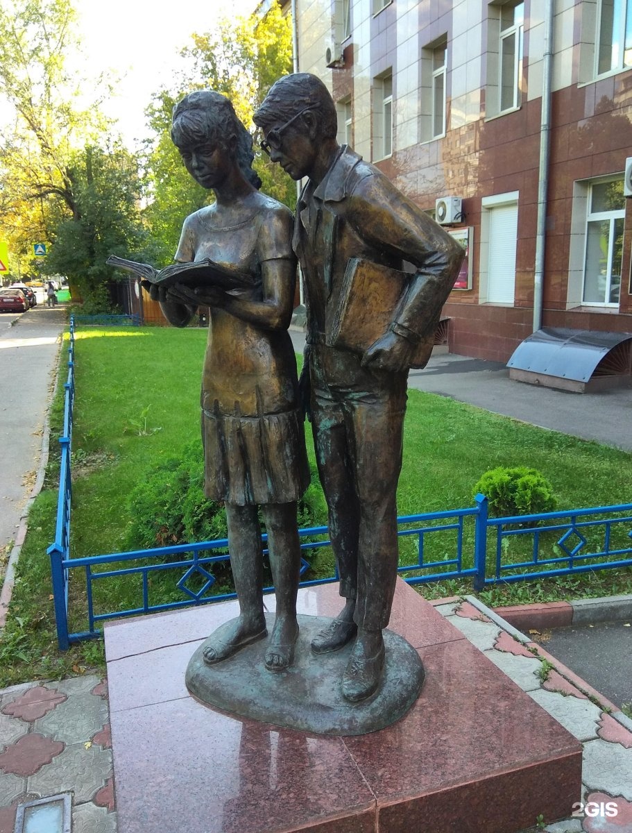 Памятник Лиде и Шурику в Москве улица