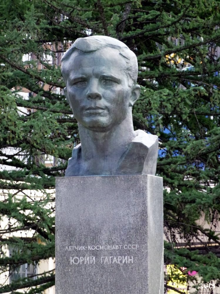 Фото памятника гагарина. Памятник Гагарину на аллее Космонавтов в Москве. Памятники бюст Юрию Гагарину. Памятники бюст Юрию Гагарину Кербель. Памятник бюст Юрию Алексеевичу Гагарину.