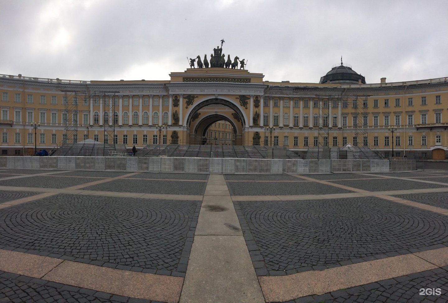 Плюс 10 в санкт петербурге. Дворцовая 10 Санкт-Петербург. Сенатская и Дворцовая площадь. Дворцовая 10. Адмиралтейская 10.