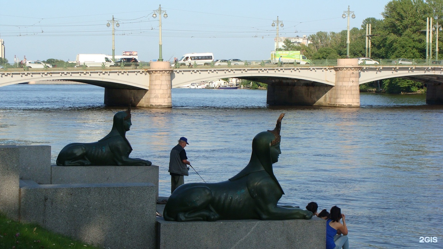 Сфинксы в санкт петербурге. Сфинксы в Санкт-Петербурге на Университетской набережной. Сфинксы на Университетской набережной. Санкт-Петербург два сфинкса на набережной. Сфинкс в Питере на набережной.