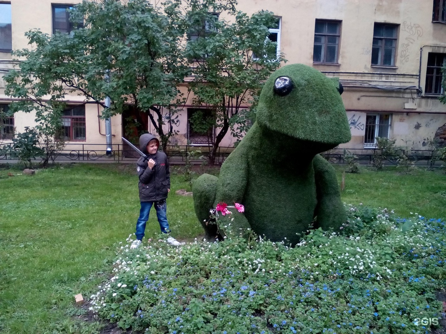 лягушки в питерском океанариуме. николай карлыханов скульптор. лягушки в спб. жаба спб. памятник лягушке в санкт-петербурге.