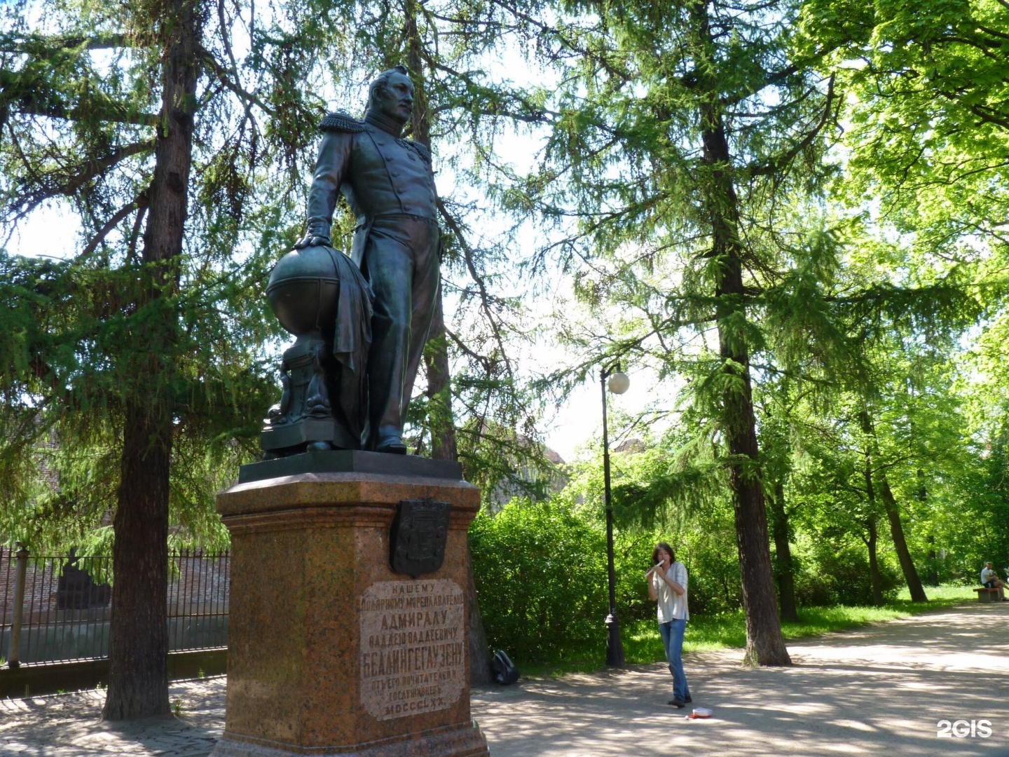 Беллинсгаузен кронштадт. Памятник ф. ф. Беллинсгаузену. Памятник ф ф Беллинсгаузену в Кронштадте. Памятник Фаддею Беллинсгаузену.