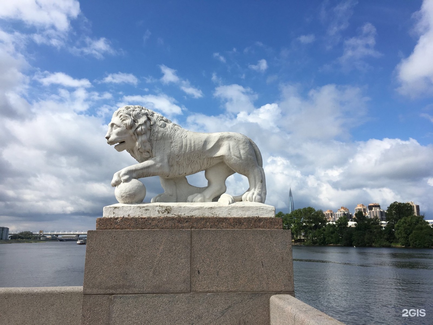 Левый спб. Львы Санкт-Петербурга. Памятники львам в Санкт-Петербурге. Львы статуи в Питере. Львы на набережной в Санкт-Петербурге.