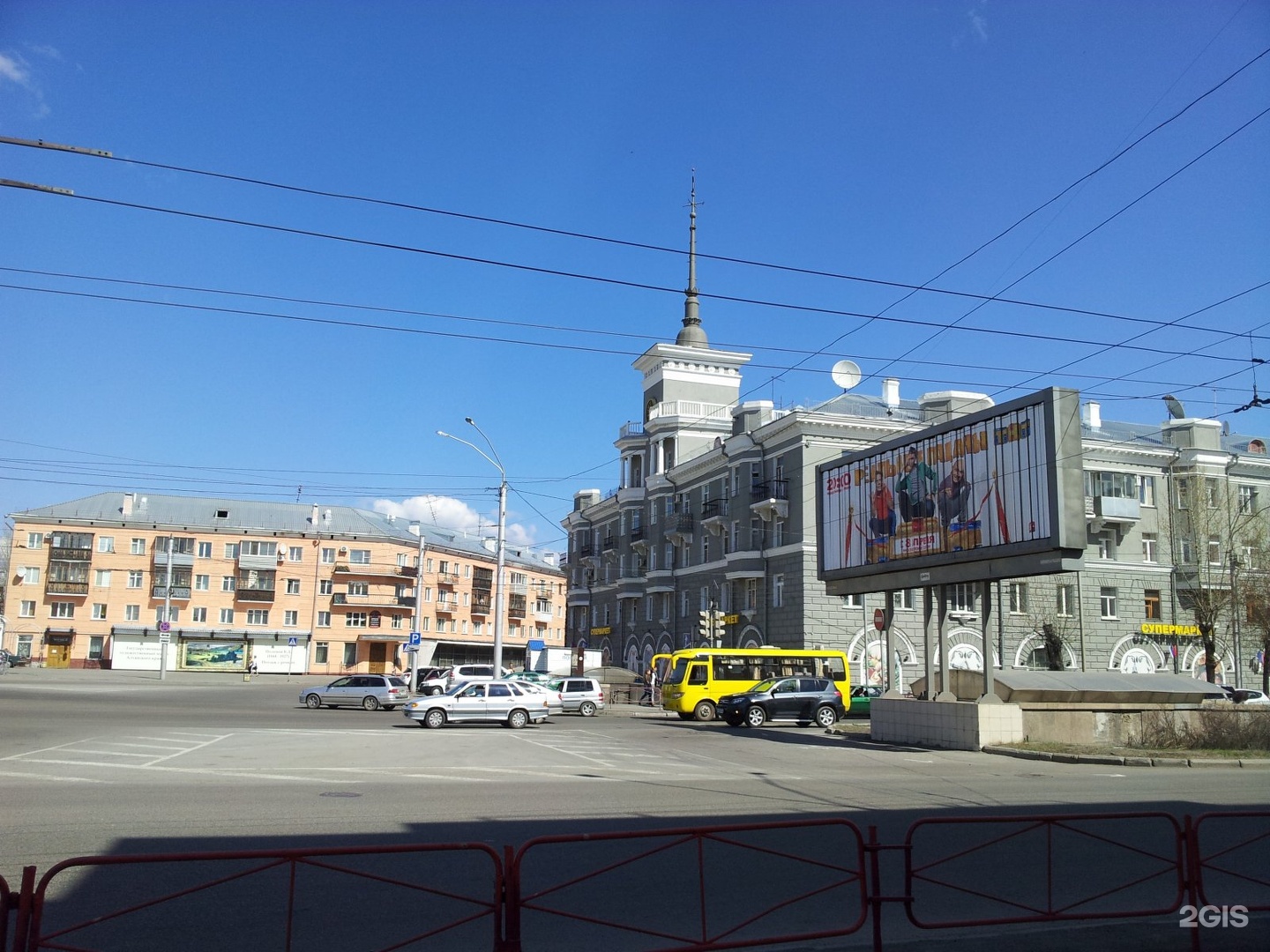 Площадь октября. Барнаул Октябрьская площадь. Город Барнаул площадь октября. Площадь октября Барнаул 2019. Дом под шпилем Барнаул 1953.