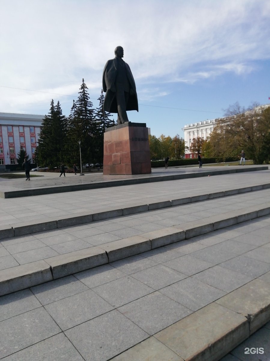 Памятники в барнауле. Памятник Ленину в Барнауле. Статуя Ленина в Барнауле. Памятник Ленину на площади октября Барнаул. Бар на площади Ленина.