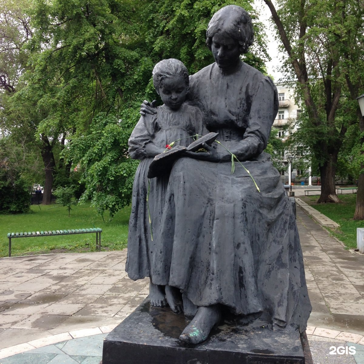 Фото памятников учителю. Памятник первой учительнице Саратов. Памятник учительнице в Саратове. Памятник 1 учительнице Саратов. Первой учительнице Саратов.