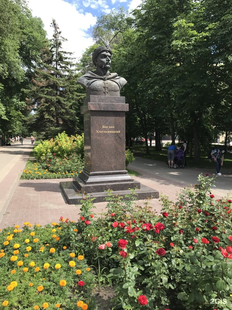 Белгород хмельницкий. Памятник Богдану Хмельницкому в Белгороде. Памятник Богдана Хмельницкого Белгород. Богдан Хмельницкий Белгород. Богдан Хмельницкий памятник в Белгороде.