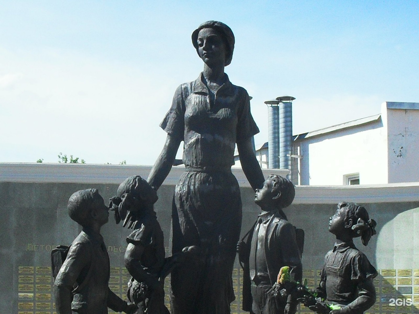 Памятник учителю в Оренбурге