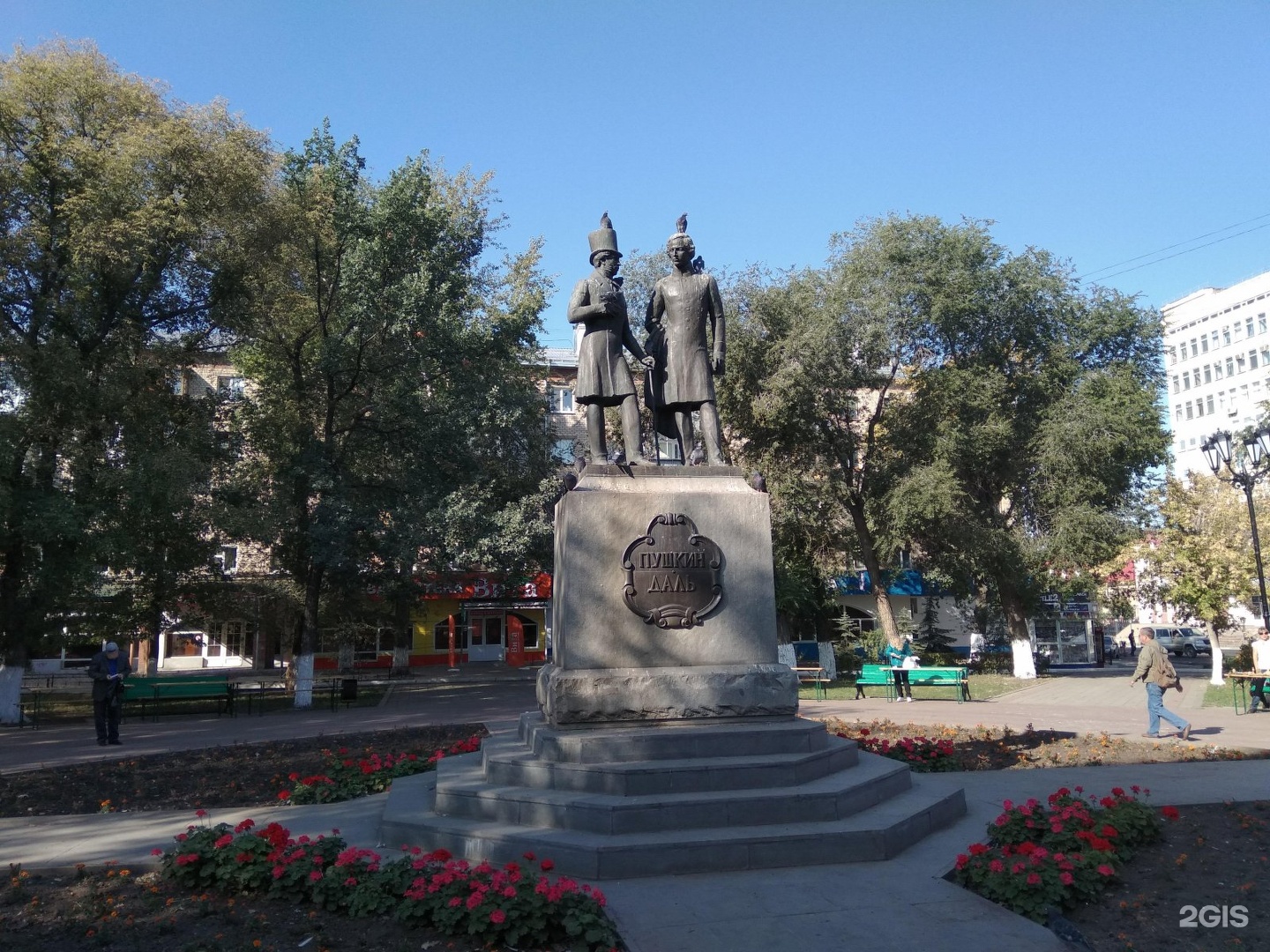 Памятник пушкину и далю в оренбурге фото