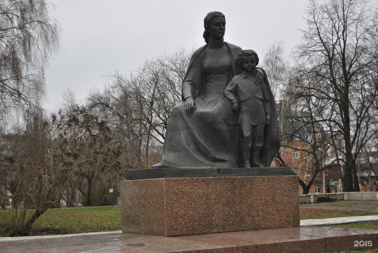 Памятник м а Ульяновой и володе Ульянову в Рязани. Памятники Марии Ульяновой. Памятник Илье Ульянову в Ульяновске. Ульяновск памятник Марии Ульяновой.