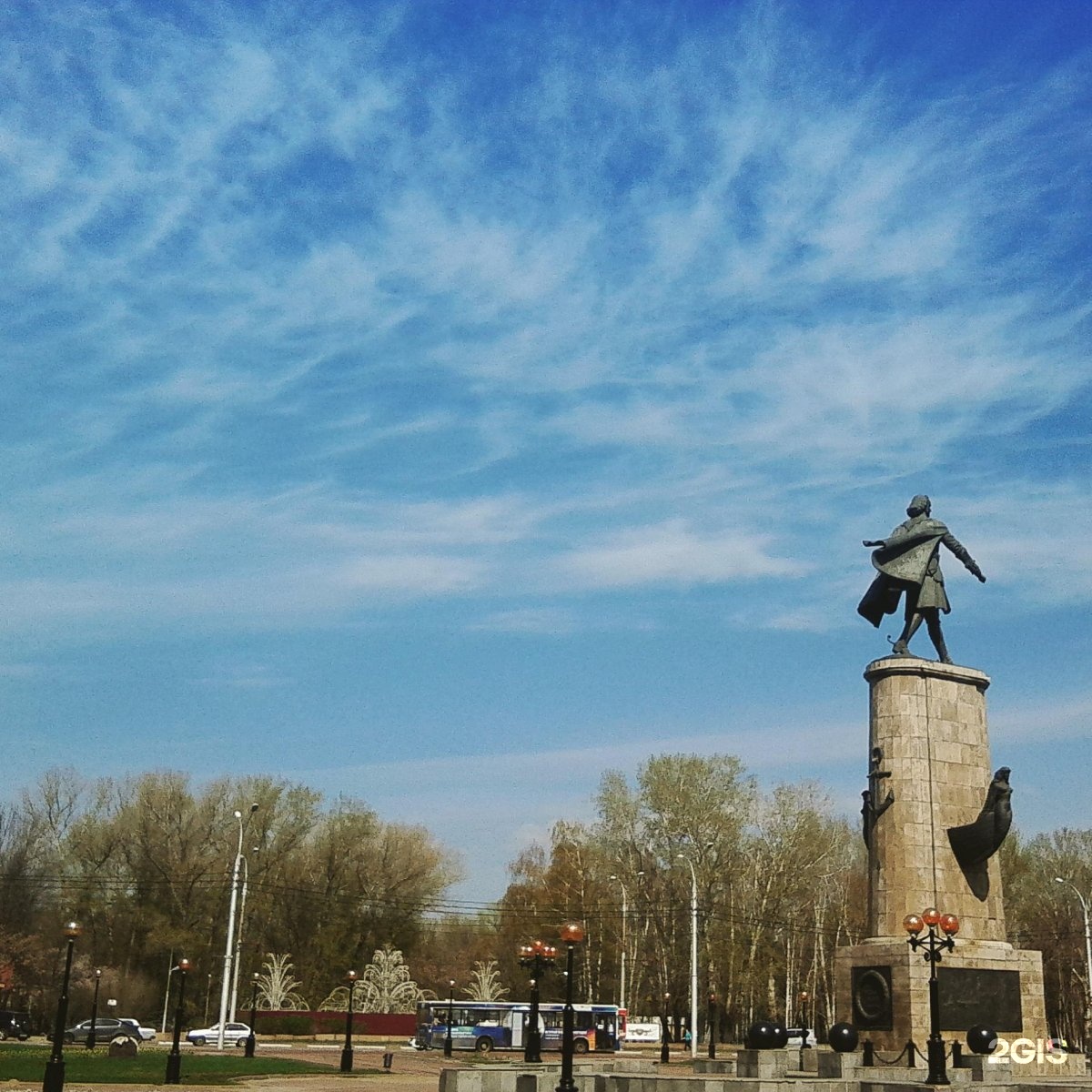 Статуя Петра 1 в Липецке. Памятник Петру Липецк. Памятник Петру 1 в городе Липецке. Памятник Петру первому Липецк монумент.