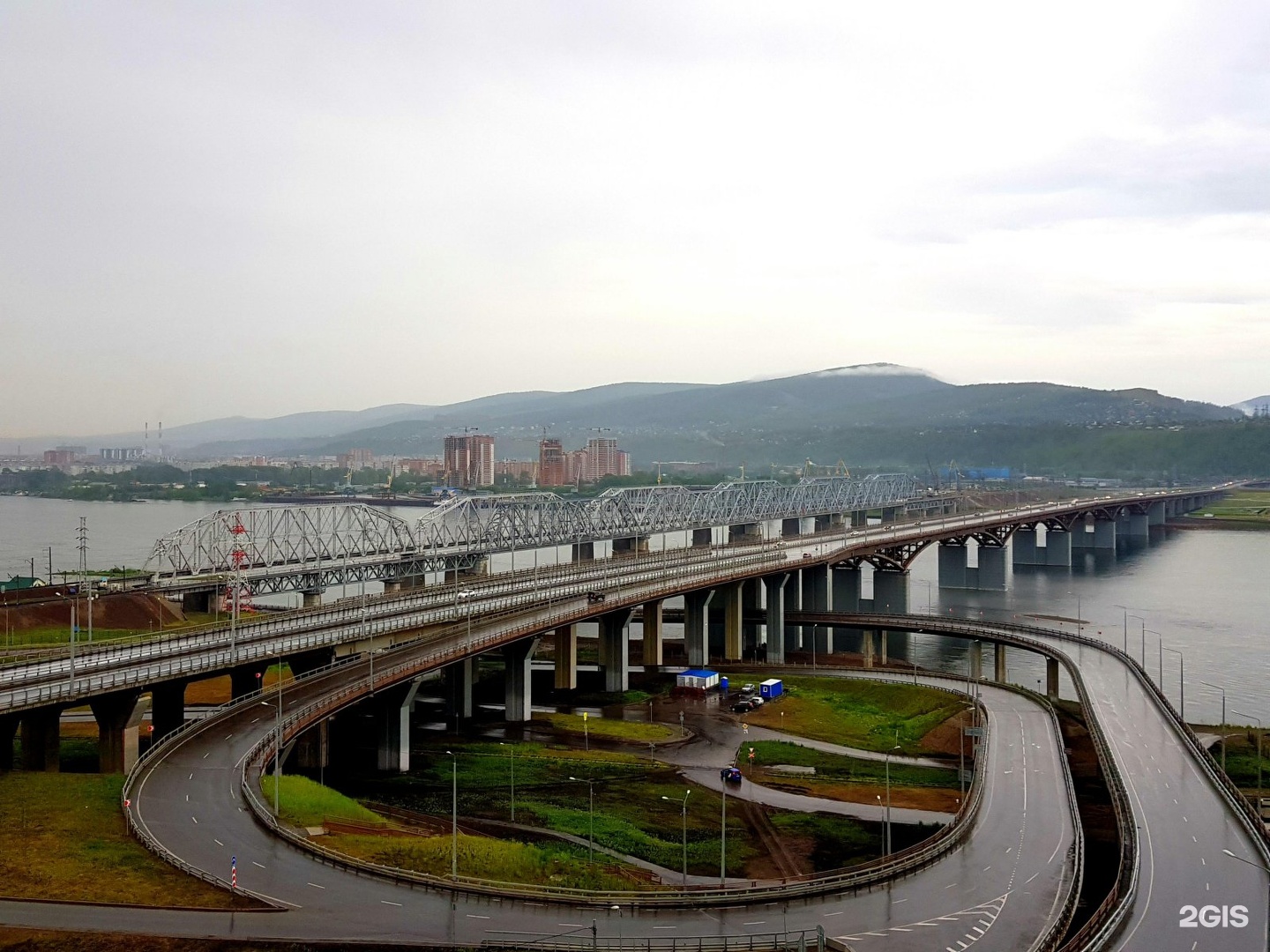 Коммунальный мост красноярск. Виноградный мост красноярск. Набережная на вантовом мосту красноярск. Как называются мосты в красноярске. Мост через енисей в красноярске.