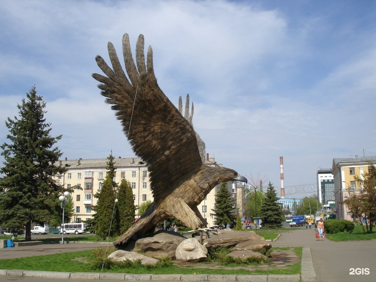 Размер орла город. Памятники города орла. Памятник Орлу в Орле. Город Орел скульптура "Орел-основатель". Памятник орёл Старая Русса.