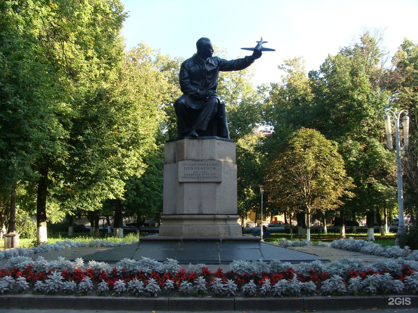 Памятник н. н. Поликарпову