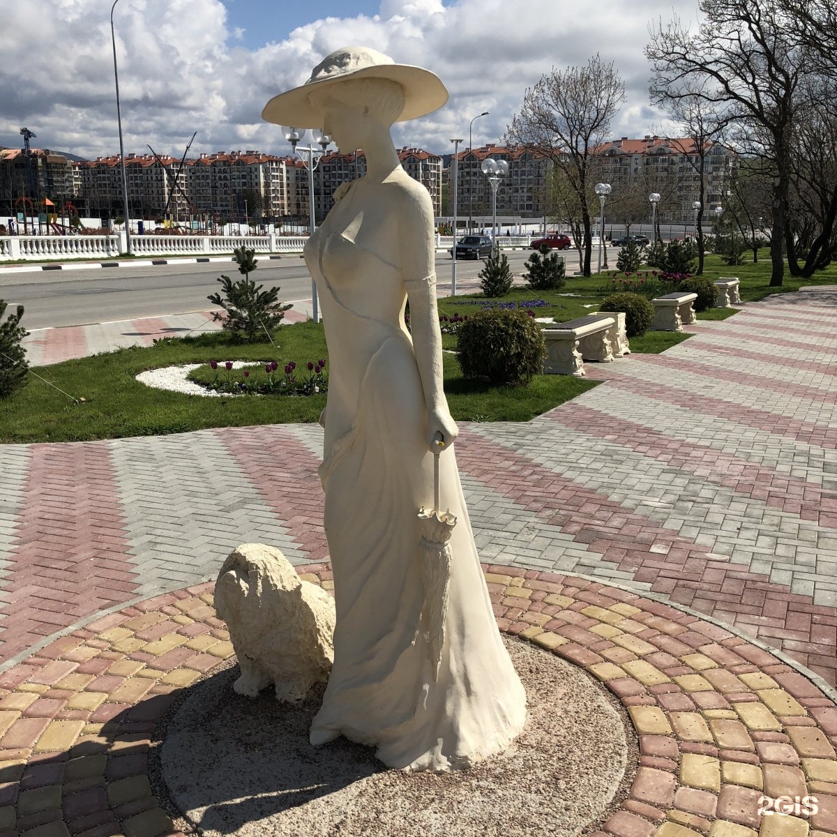 Дама с собачкой 2. Дама с собачкой Геленджик. Памятник дама с собачкой в Хабаровске. Скульптура дама с собачкой в Геленджике. Геленджик дама с собачкой памятник.