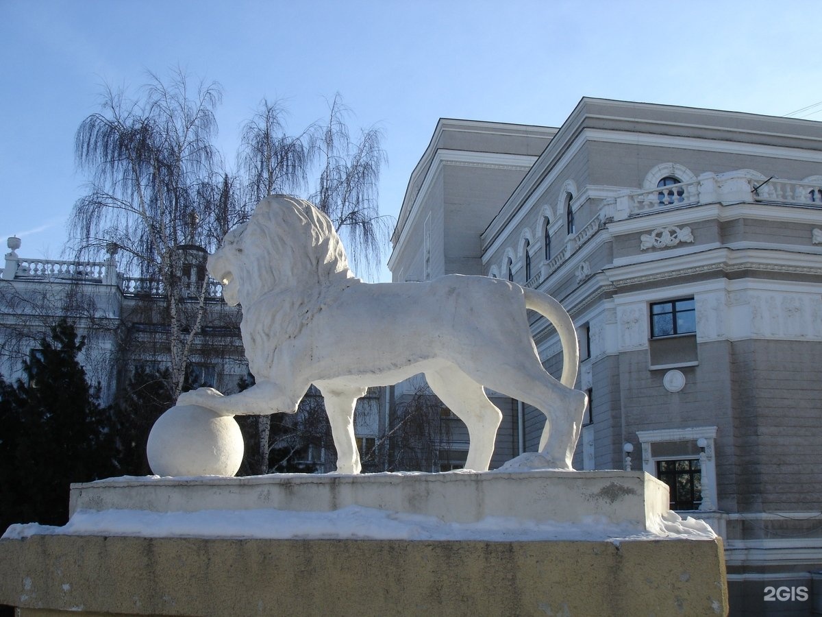 Лев в екатеринбурге. Статуя Льва в Екатеринбурге. Каменные львы Екатеринбург. Лев Львов Екатеринбург. Миасс скульптура львы.