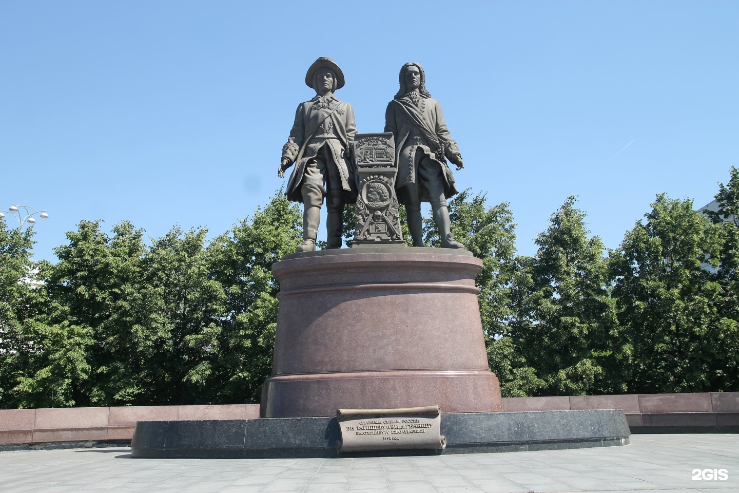 Создателем какого памятника был в н татищев. Памятник Татищеву и де Геннину в Екатеринбурге. Татищев и де Генин памятник в Екатеринбурге. Татищев Пермь.