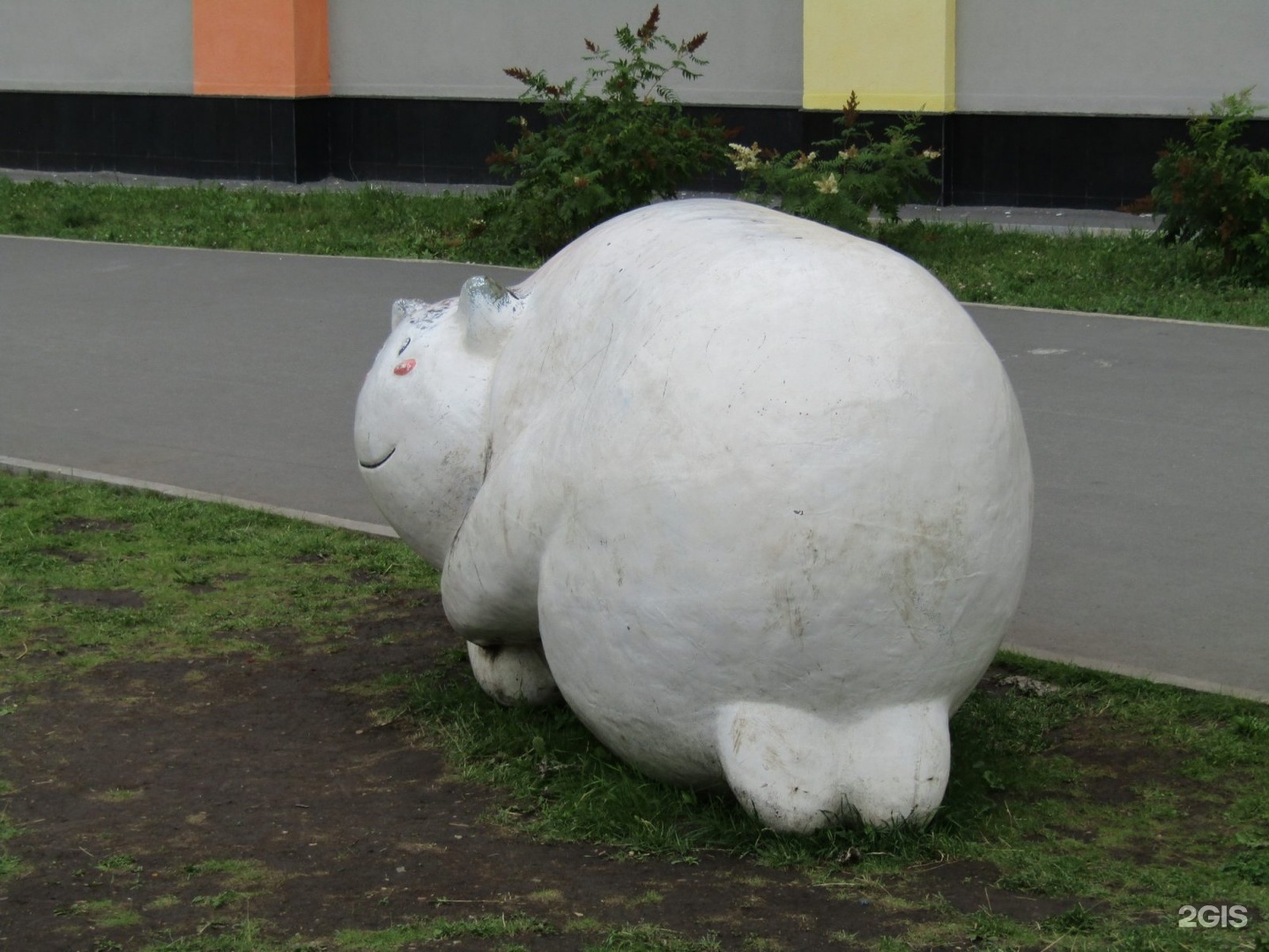 Коте в екатеринбурге. Скульптуры Екатеринбурга. Статуя в Екатеринбурге с шаром небольшой.