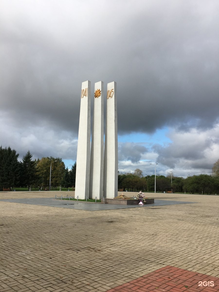 Мемориал комсомольск. Мемориал Комсомольск-на-Амуре вечный огонь. Мемориальный комплекс Комсомольск на Амуре. Вечный огонь Комсомольск на Амуре. Мемориальный комплекс землякам комсомольчанам.