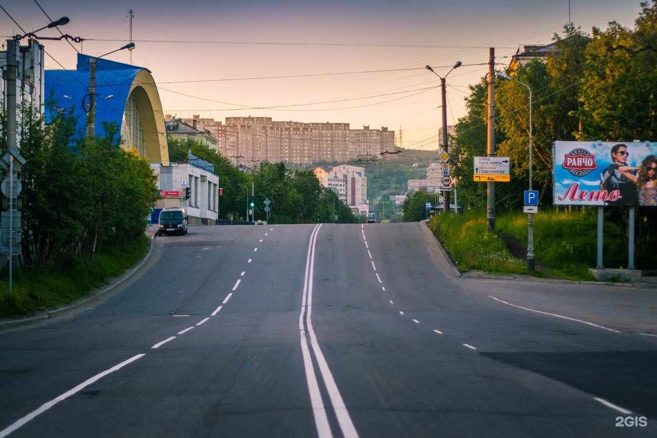 Белые ночи в мурманске. Белые ночи Апатиты. Полярный день в Апатитах. Челюскинцев 2а Мурманск. Улица Челюскинцев ночью.