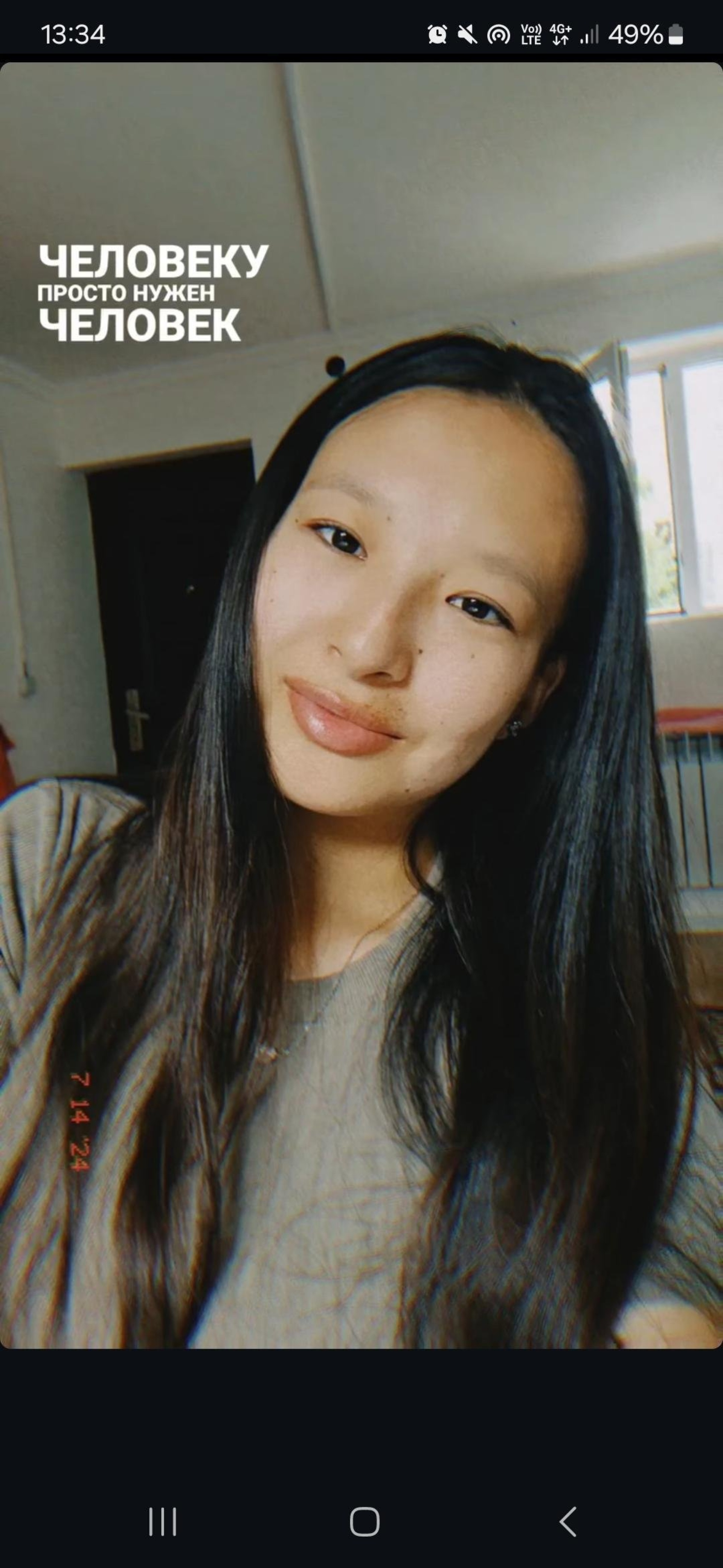 Күйеуі оның мүйізді әйелін сорып жатқанын және оның ыстық ғашығын егуін көреді Фотодағы әдемі қатты бөкселер