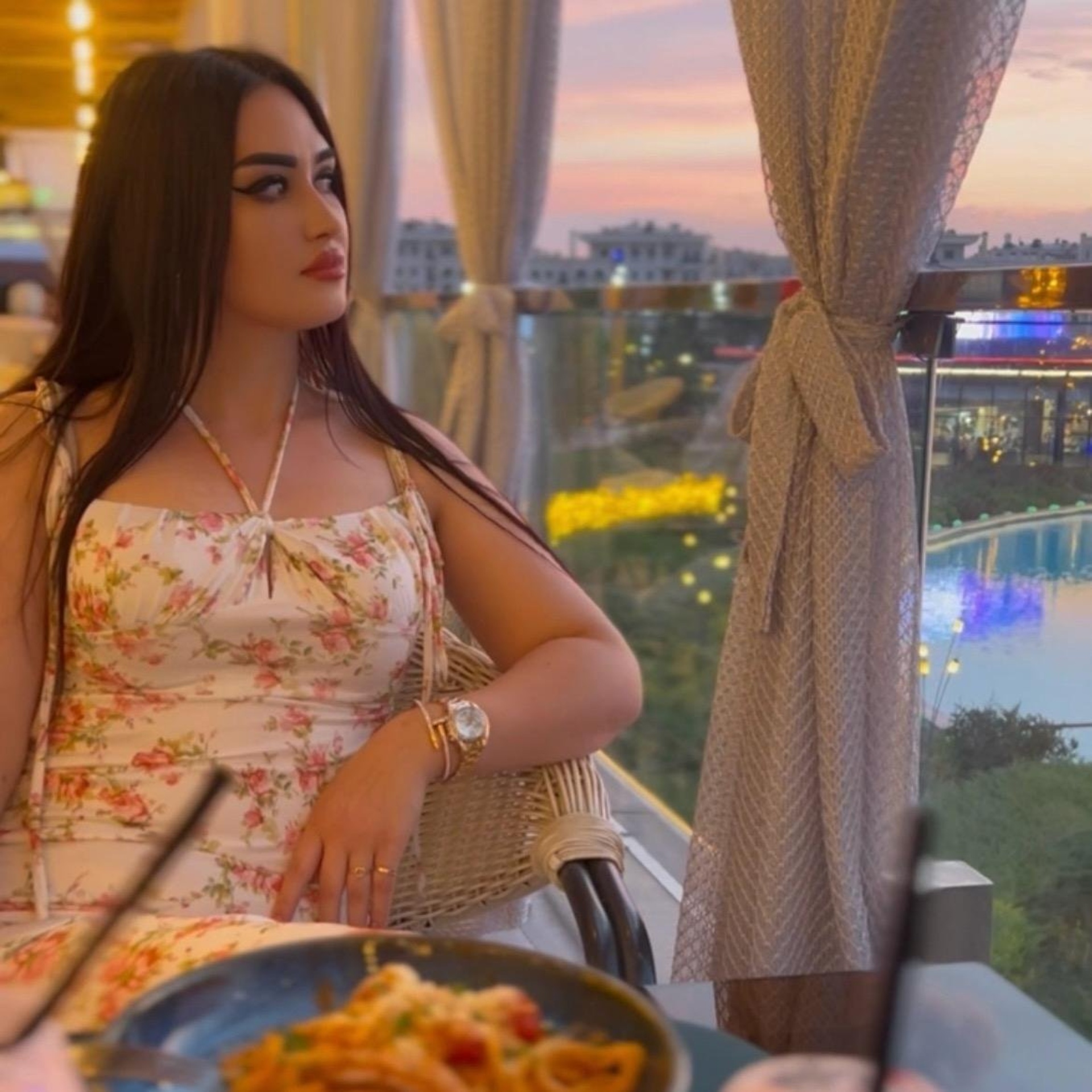 Есікті қаққан медбикенің секс видеосы