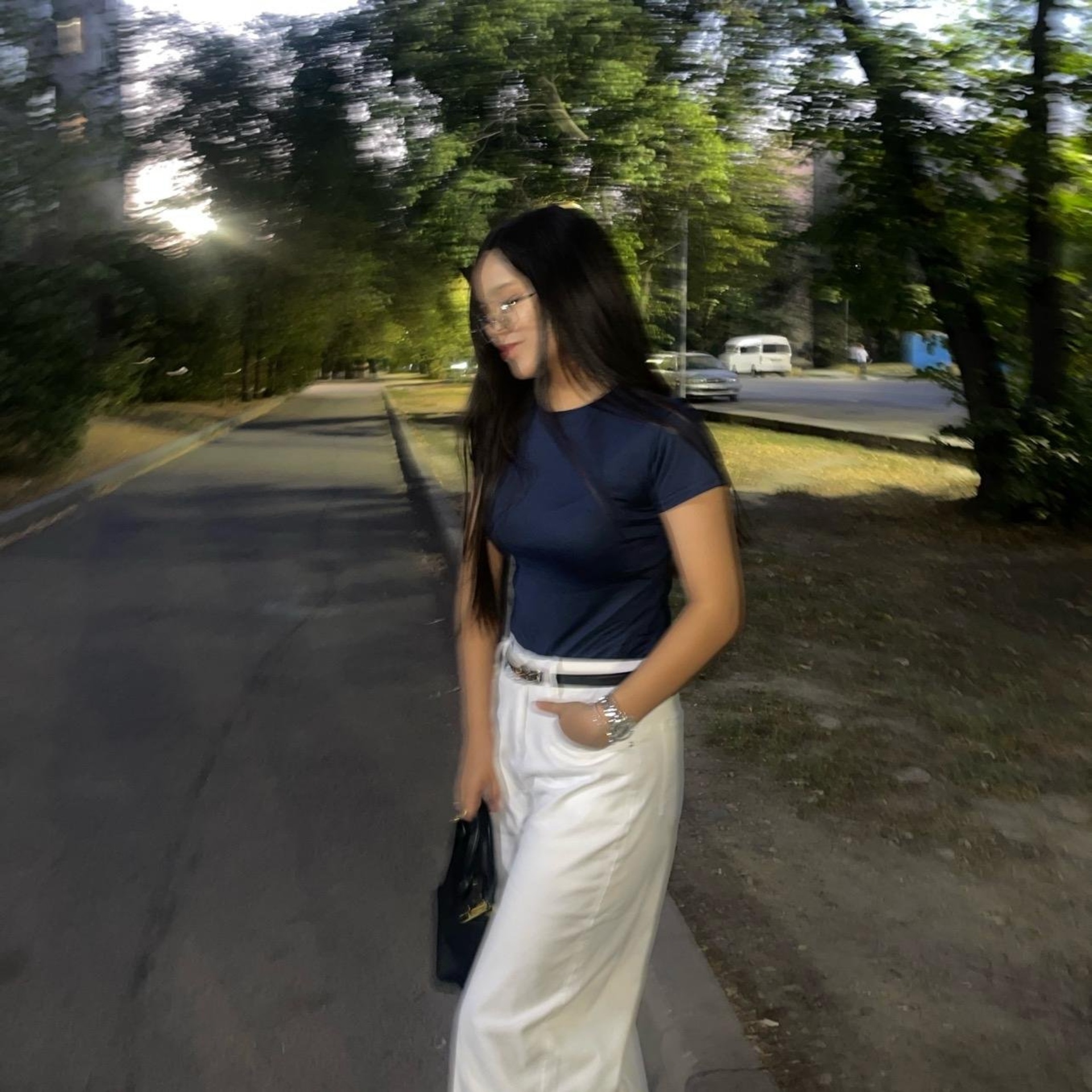 Порно айқайлаған балапан Жапондық әйел кимономен еденде секс