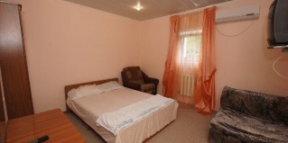 Ольгинка: Гостевой дом Кедр