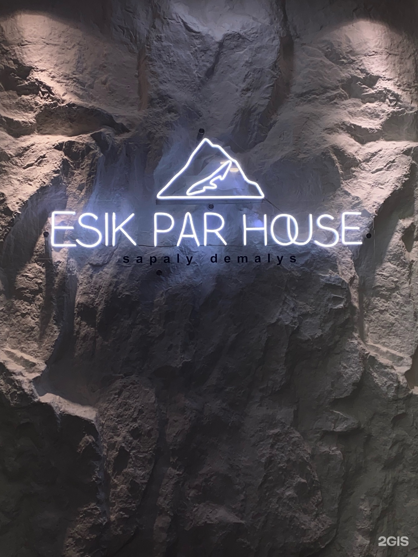 Esik Par House