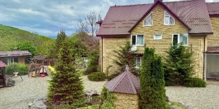 Даховская: Гостевой дом Корнилофф от Травел Хотелс Антураж